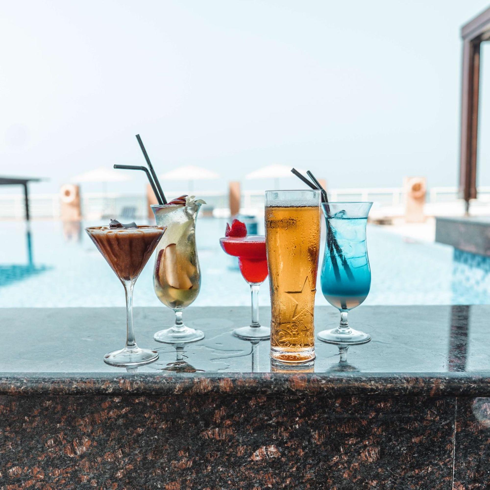 Radisson Blu Hotel & Resort, Сухар Екстер'єр фото A selection of cocktails