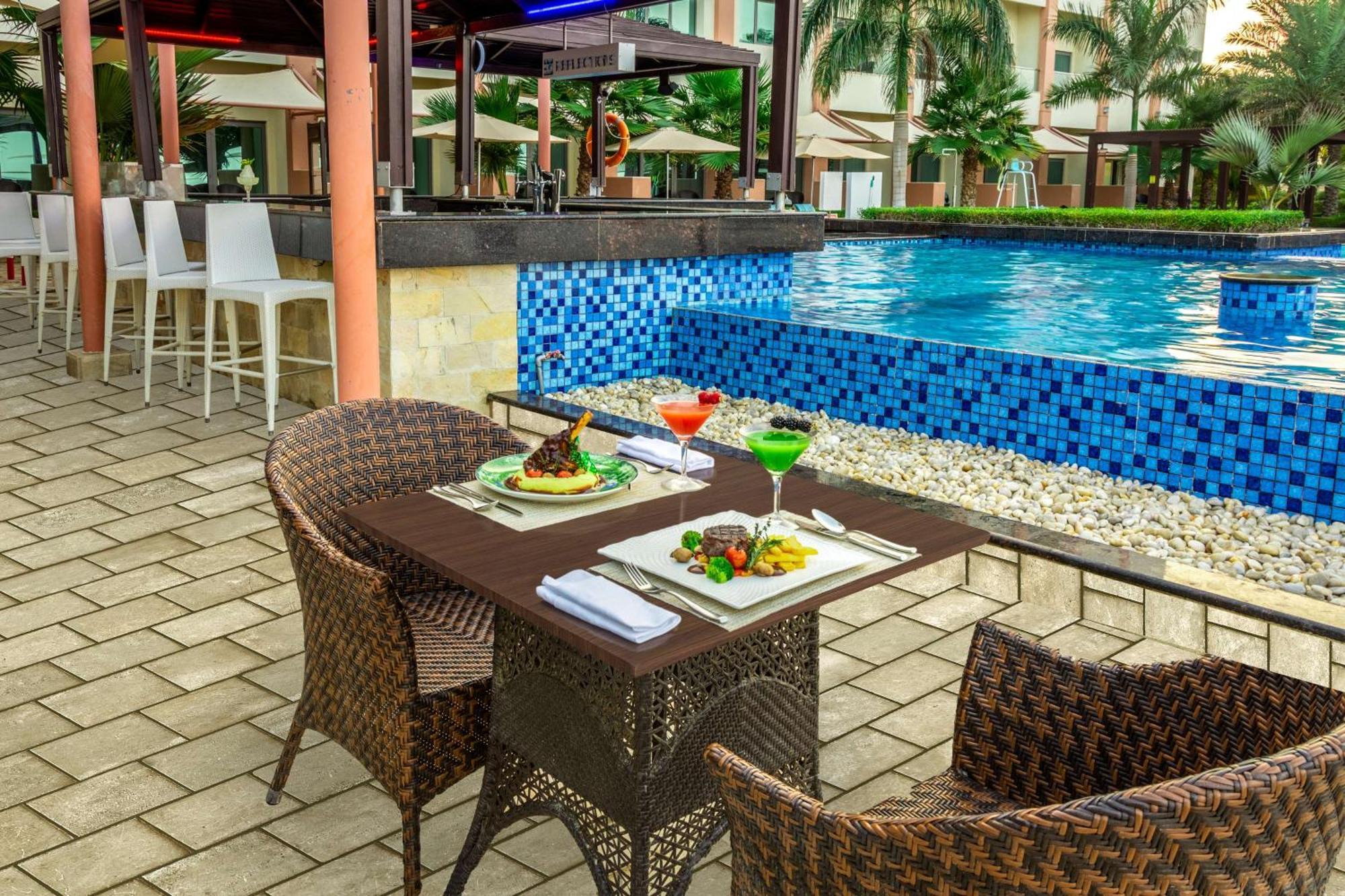Radisson Blu Hotel & Resort, Сухар Екстер'єр фото The swimming pool at the hotel