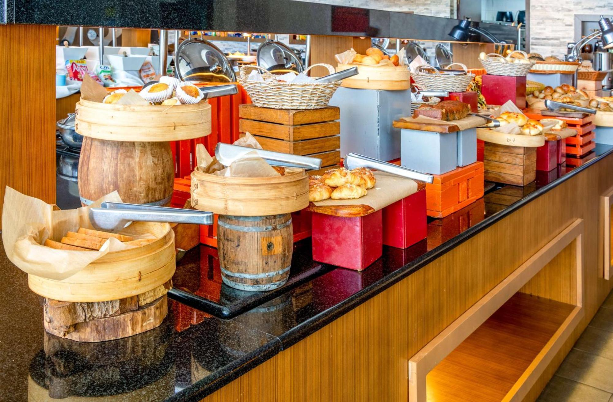 Radisson Blu Hotel & Resort, Сухар Екстер'єр фото A dim sum buffet at a hotel in Singapore