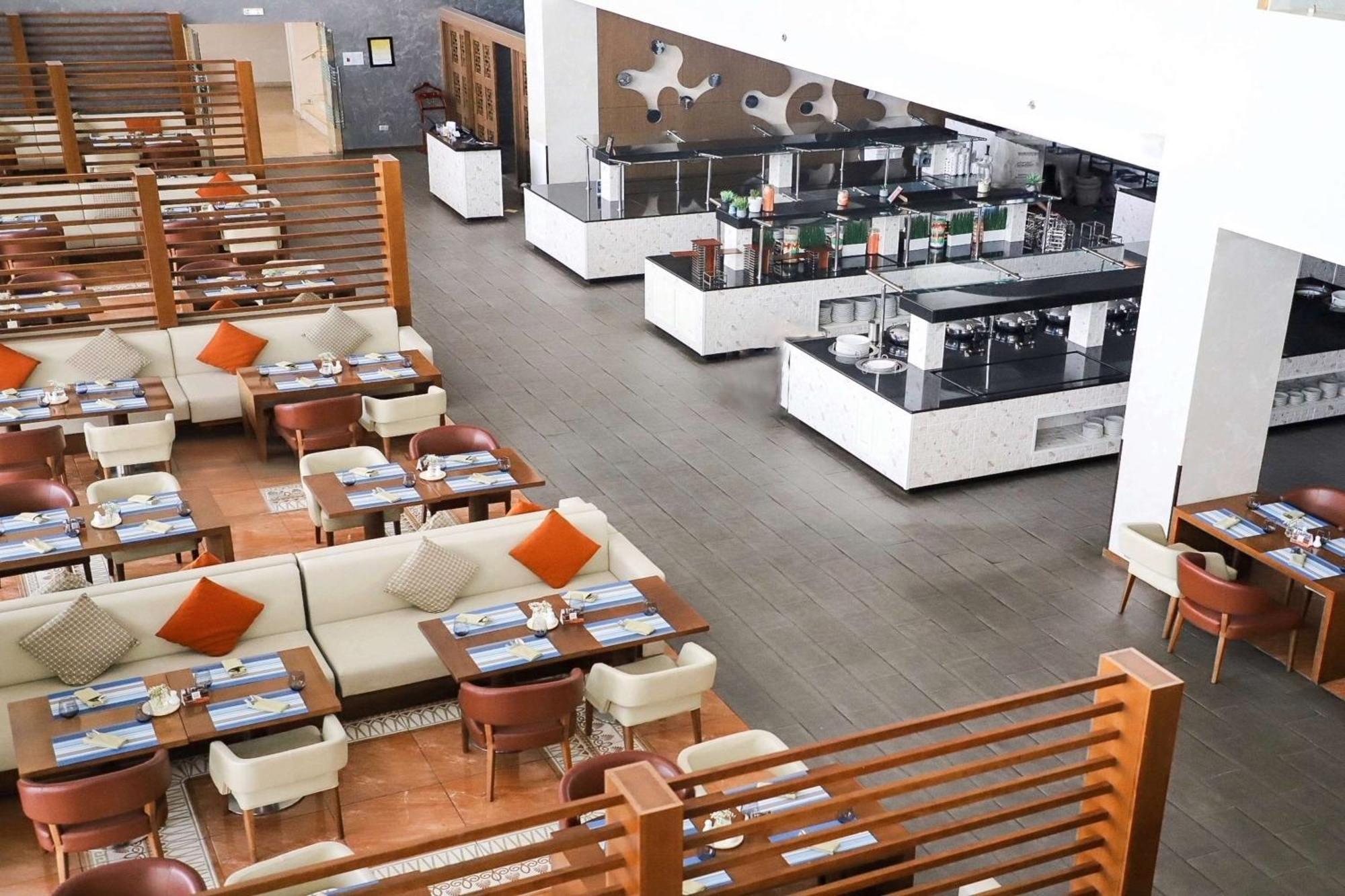 Radisson Blu Hotel & Resort, Сухар Екстер'єр фото The lounge at the airport